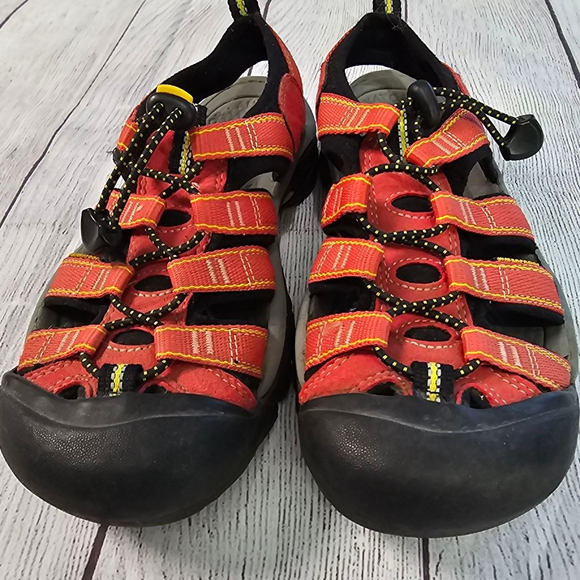 Keen sz 6.5 Red and Black Waterproof Sandals - Picture 2 of 8